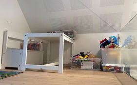 Hyggeligt lille byhus lige mellem havnen og bytorv